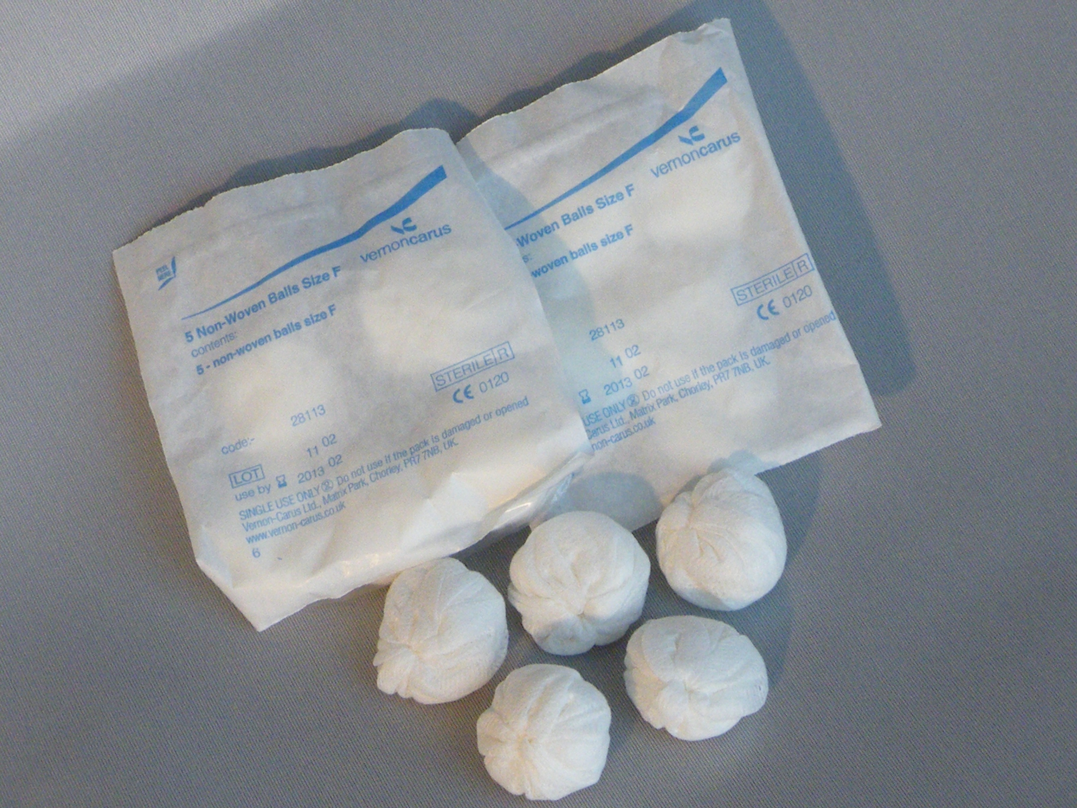 Non-Woven Balls/Swabs Sterile (20 packs x 5 balls per box)